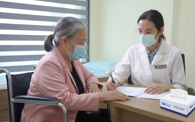 Bác sĩ Thư giải thích kết quả xét nghiệm cho bà Thanh. Ảnh: Bệnh viện Đa khoa Tâm Anh