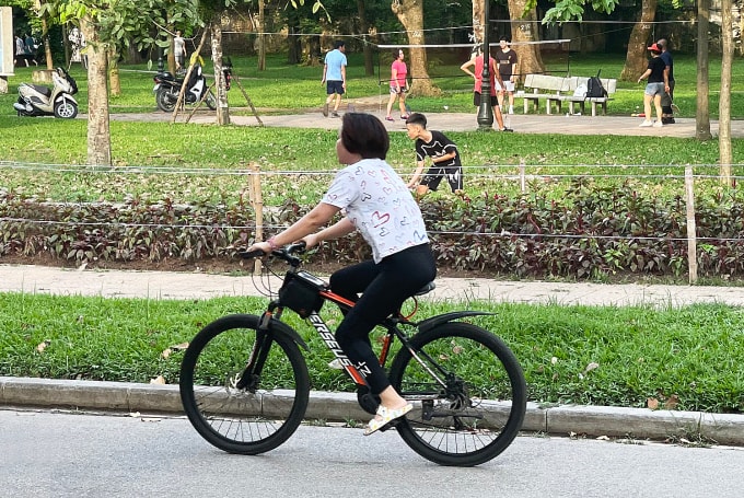 Đạp xe nhẹ nhàng có lợi cho sức khỏe. Ảnh: Linh Linh