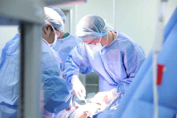 Bác sĩ Khánh (phải) đang mổ cắt hai khối u trong cùng một cuộc mổ. Ảnh: Bệnh viện Đa khoa Tâm Anh