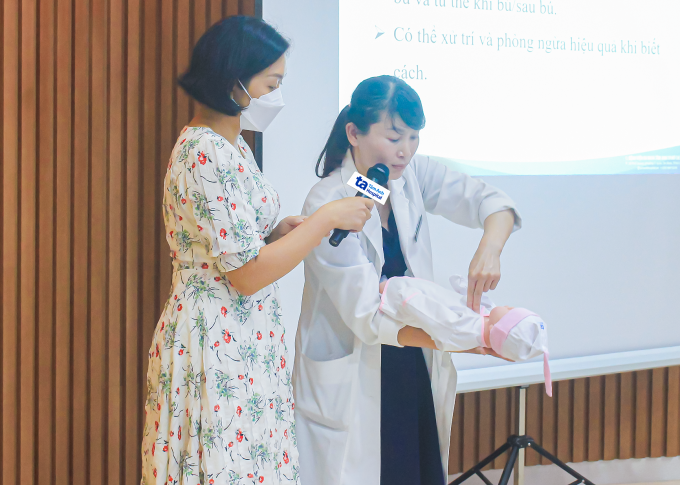 BS.CKI Lê Thị Ngọc Dung (bên phải) hướng dẫn xử trí sặc sữa cho trẻ trong chương trình tư vấn kiến thức thai sản. Ảnh: Bệnh viện Đa khoa Tâm Anh
