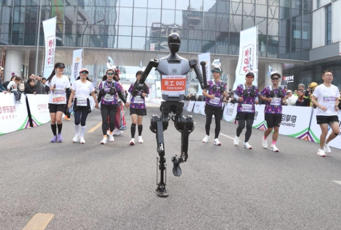 Robot hình người Tiangong làm pacer tại Yizhuang Half Marathon ngày 10/11/2024. Ảnh: China Focus