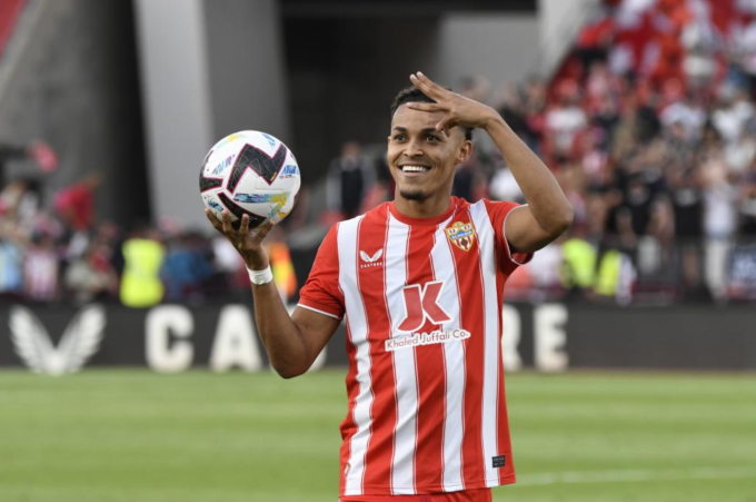 Lazaro khi còn thi đấu cho Almeria. Ảnh: EFE