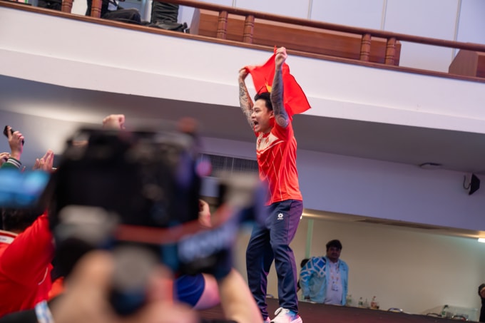 Hình ảnh Maris nâng ghế ăn mừng tấm huy chương Vàng lịch sử của Liên Quân Mobile Việt Nam