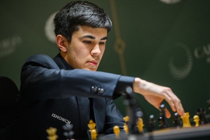 Javokhir Sindarov trong ván thắng Caruana ở vòng bốn Candidates 2026 tại Pegeia, đảo Cyprus, hôm 1/4. Ảnh: FIDE