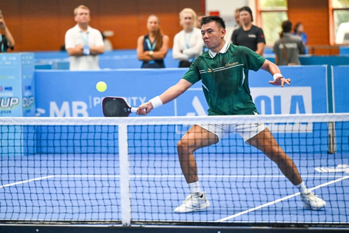 Lý Hoàng Nam trong chiến thắng trước Alshon, trên sân Grandstand ở Cung điền kinh Mỹ Đình, Hà Nội hôm 2/4. Ảnh: Giang Huy