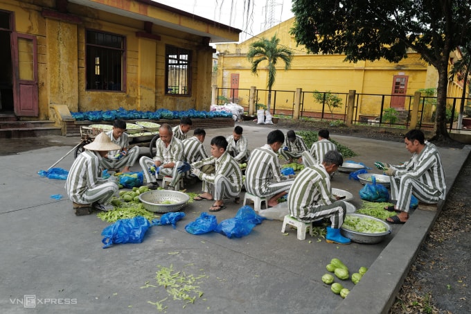 Phạm nhân tại trại giam Hoàng Tiến chuẩn bị cho bữa ăn, ngày 15/11/2023. Ảnh: Ngọc Thành