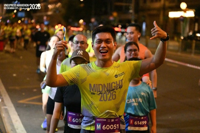 Hà Mạnh cầm bàn chải đánh răng trên đường chạy. Ảnh: VnExpress Marathon