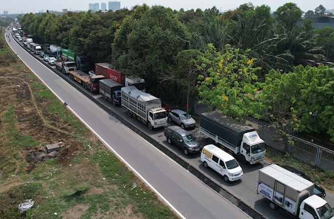 Ùn tắc kéo dài 2 km trên đường Võ Chí Công ( TP Thủ Đức cũ) từ nút giao Mỹ Thuỷ về trạm thu phí Phú Mỹ. Ảnh: Đình Văn