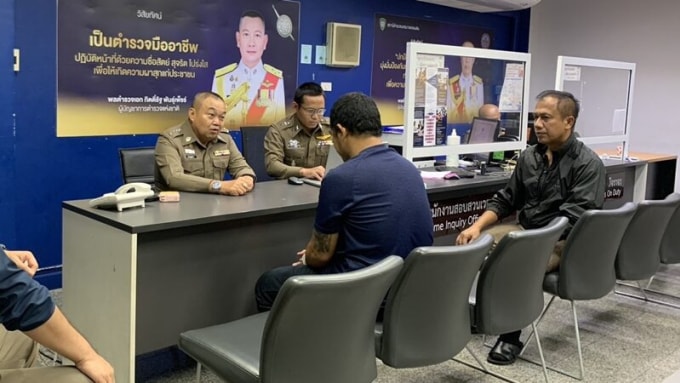 Nghi phạm Nikorn thú nhận hành vi phạm tội tại đồn cảnh sát ngày 2/4. Ảnh: Khaosod