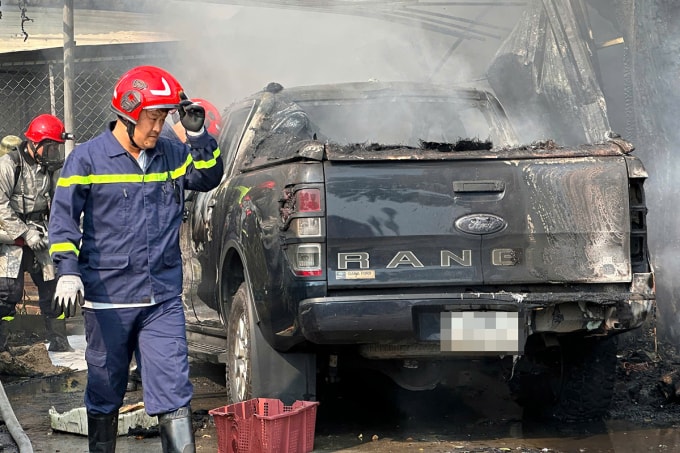Chiếc Ford Ranger hư hỏng nặng sau hỏa hoạn. Ảnh: Ngọc Châu
