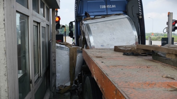 Cuộn thép rơi đè cabin ở trạm thu phí Phú Mỹ. Ảnh: Đình Văn