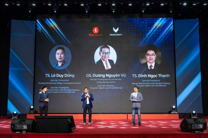 GS. Dương Nguyên Vũ, TS. Đinh Ngọc Thạnh và TS. Lê Duy Dũng chia sẻ về triết lý đào tạo, cấu trúc chương trình và giới thiệu đội ngũ giảng viên, cố vấn của chương trình Đào tạo nhân tài AI thực chiến. Ảnh: Vingroup