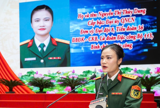 Đại úy Thùy Dung - nữ chiến đấu viên của Binh chủng Đặc công tại lễ vinh danh. Ảnh: Việt Trung