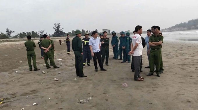 Các lực lượng công an, dân quân tự vệ được triển khai hỗ trợ gia đình nạn nhân. Ảnh: Lam Sơn