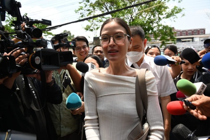 Diễn viên - người mẫu Christine đến đồn cảnh sát ngày 1/4. Ảnh: Khaosod