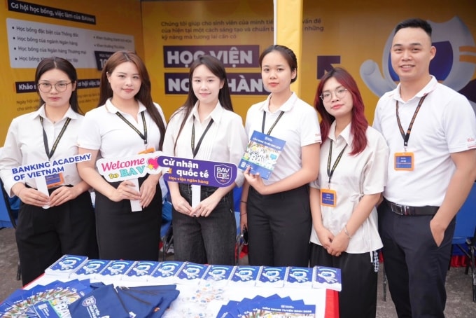 Học viện Ngân hàng tư vấn tuyển sinh tại Hải Phòng hôm 21/3. Ảnh: Fanpage học viện