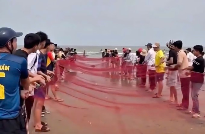 Người dân kéo lưới tìm kiếm hai nạn nhân ở Hải Bình chiều 2/4. Ảnh: Lam Sơn