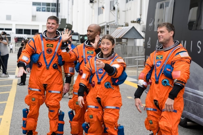 (Từ trái sang phải) Chuyên gia nhiệm vụ Jeremy Hansen (Cơ quan Vũ trụ Canada CSA), phi công Victor Glover (NASA),chuyên gia nhiệm vụ Christina Koch (NASA), chỉ huy nhiệm vụ Reid Wiseman (NASA) vẫy tay chào gia đình và bạn bè khi chuẩn bị lên tàu vũ trụ Orion tại Tổ hợp Phóng 39B, Trung tâm Vũ trụ Kennedy, ngày 1/4. Ảnh: NASA
