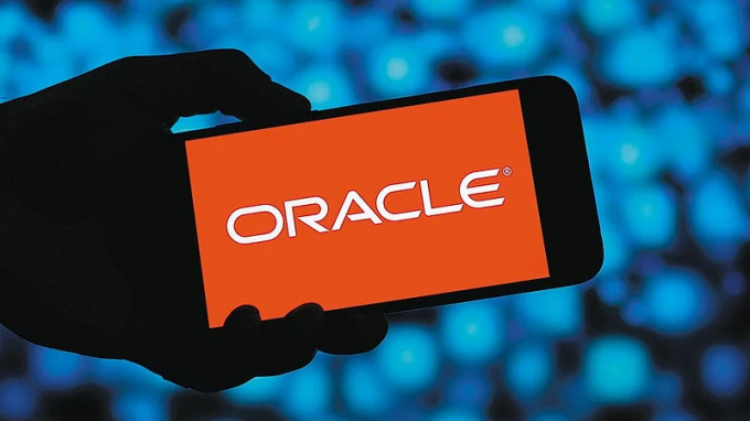 Logo Oracle trên một chiếc smartphone. Ảnh: Outlook Business