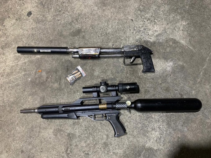 Hai khẩu súng tự chế bị thu giữ. Ảnh: Công an TP HCM