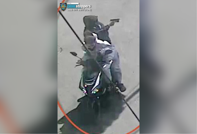 Hai nghi phạm nổ súng vào đám đông ở Brooklyn, ngày 1/4. Ảnh: Reuters