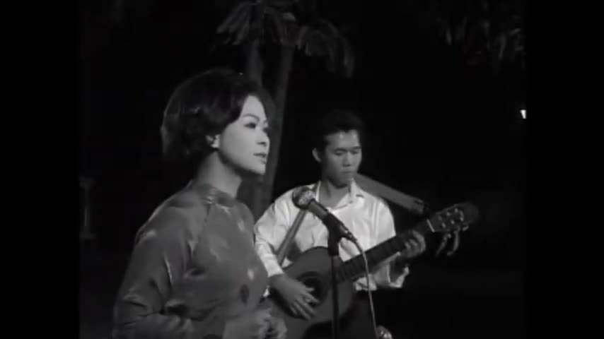 Khánh Ly hát ca khúc 