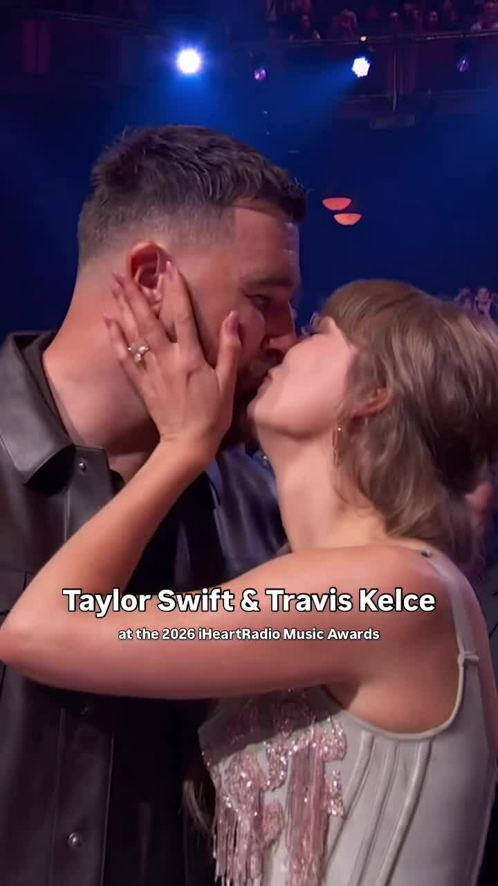 Taylor Swift và Travis Kelce tại iHeartRadio Award