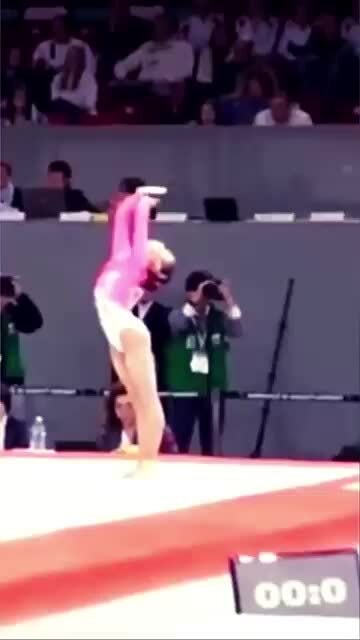 Cựu nữ VĐV Trung Quốc trả nợ nhờ đăng video gợi cảm