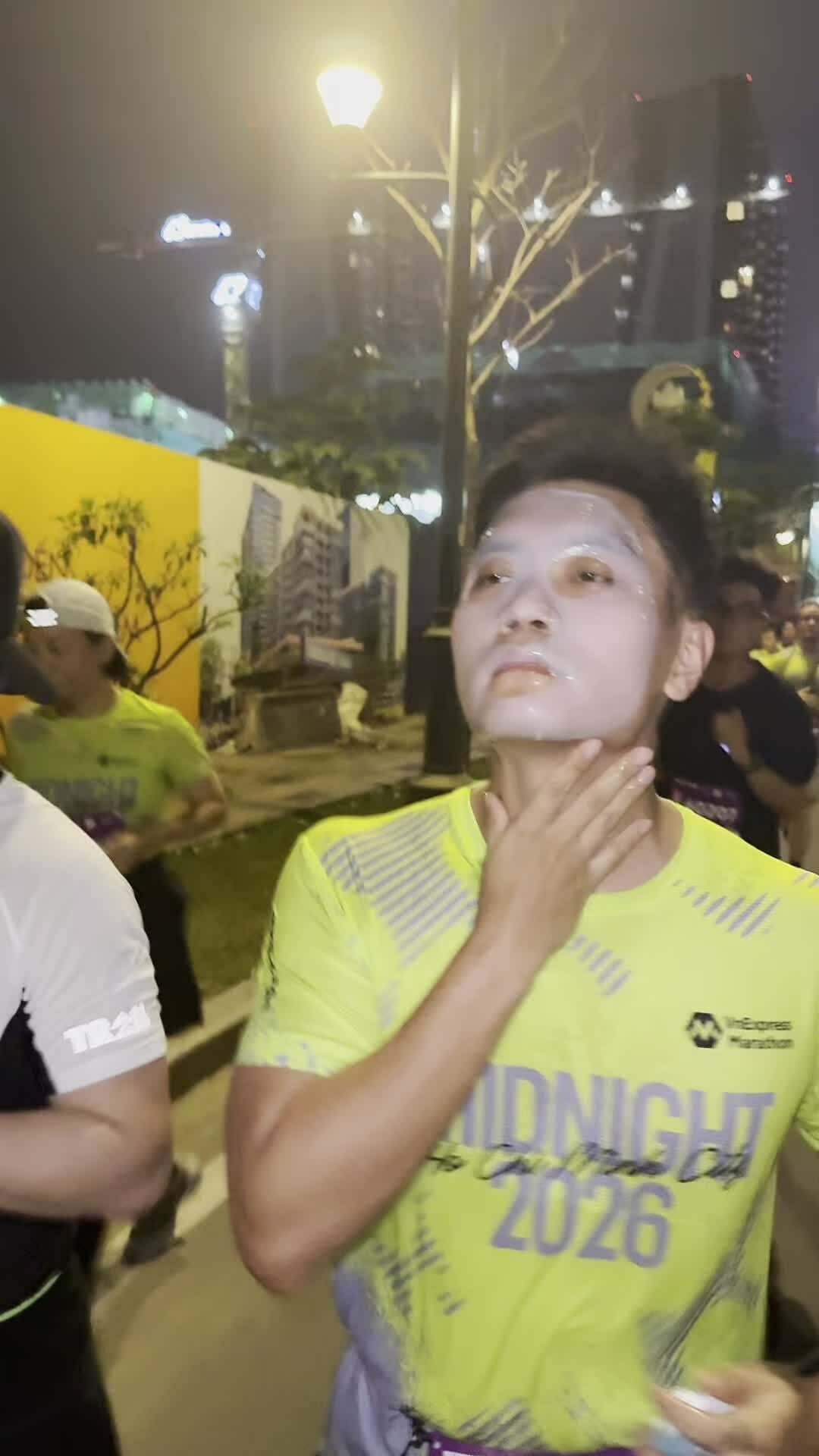 Runner Hà Mạnh vừa chạy vừa đánh răng