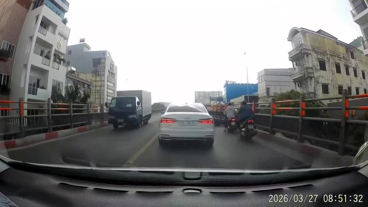 Luồn qua khe hẹp, người đi xe máy ngã trước đầu ôtô