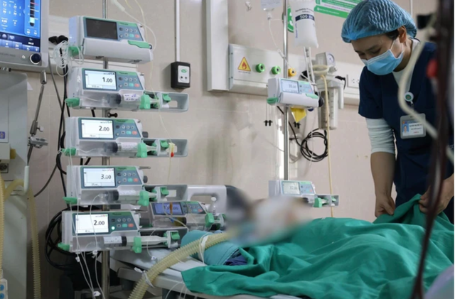 Bệnh nhi 15 tháng tuổi bị xe ô tô cán qua người được bác sĩ cứu sống ngoạn mục- Ảnh 1.