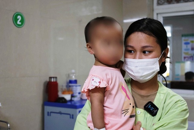 Bệnh nhi 15 tháng tuổi bị xe ô tô cán qua người được bác sĩ cứu sống ngoạn mục- Ảnh 2.