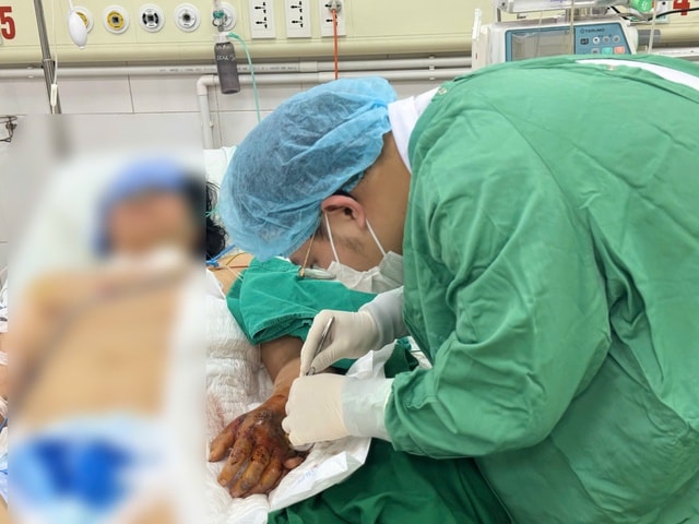 Tiêm hỗ trợ xương khớp, bệnh nhân sốc nhiễm khuẩn nguy kịch- Ảnh 1. Tiêm hỗ trợ xương khớp, bệnh nhân sốc nhiễm khuẩn nguy kịch- Ảnh 1.