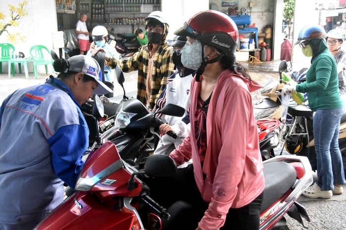 Ngân sách tạm ứng bù giá xăng dầu 2026: 4 . 000 – 5 . 000 Đồng mỗi lít - Ảnh 1. Ngân sách tạm ứng bù giá xăng dầu 2026: 4 . 000 – 5 . 000 Đồng mỗi lít - Ảnh 1.