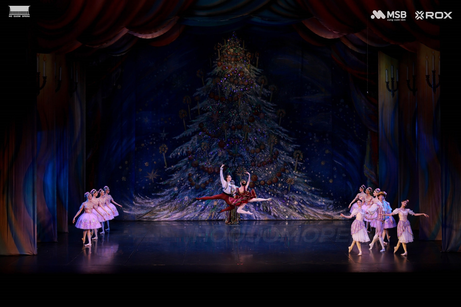 Một cảnh trong vở diễn Kẹp hạt dẻ trên sân khấu Nhà hát Hồ Gươm. (Ảnh: BTC)