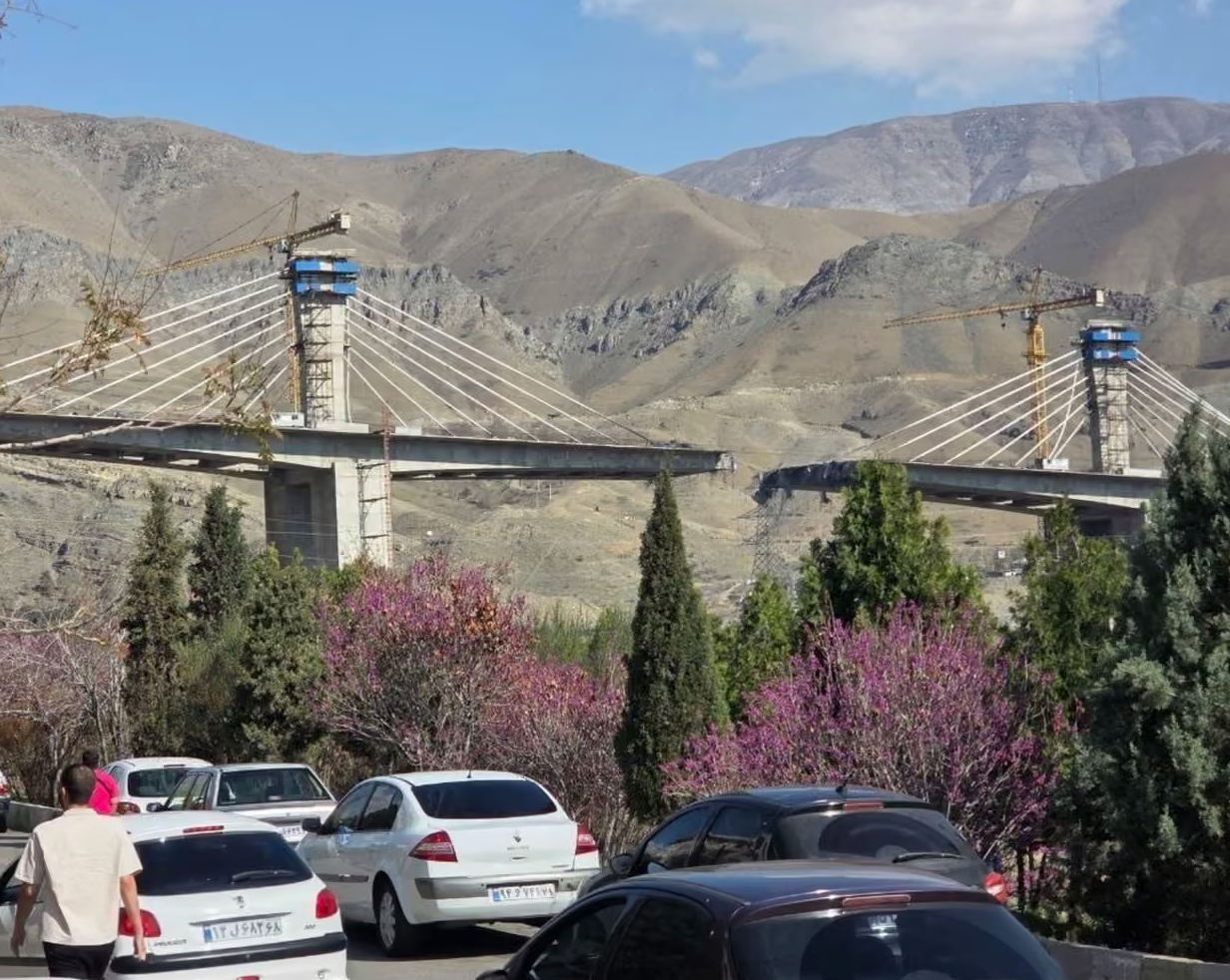 Cầu B1 nối Karaj với Tehran bị Mỹ ném bom cắt đứt. (Ảnh: X)