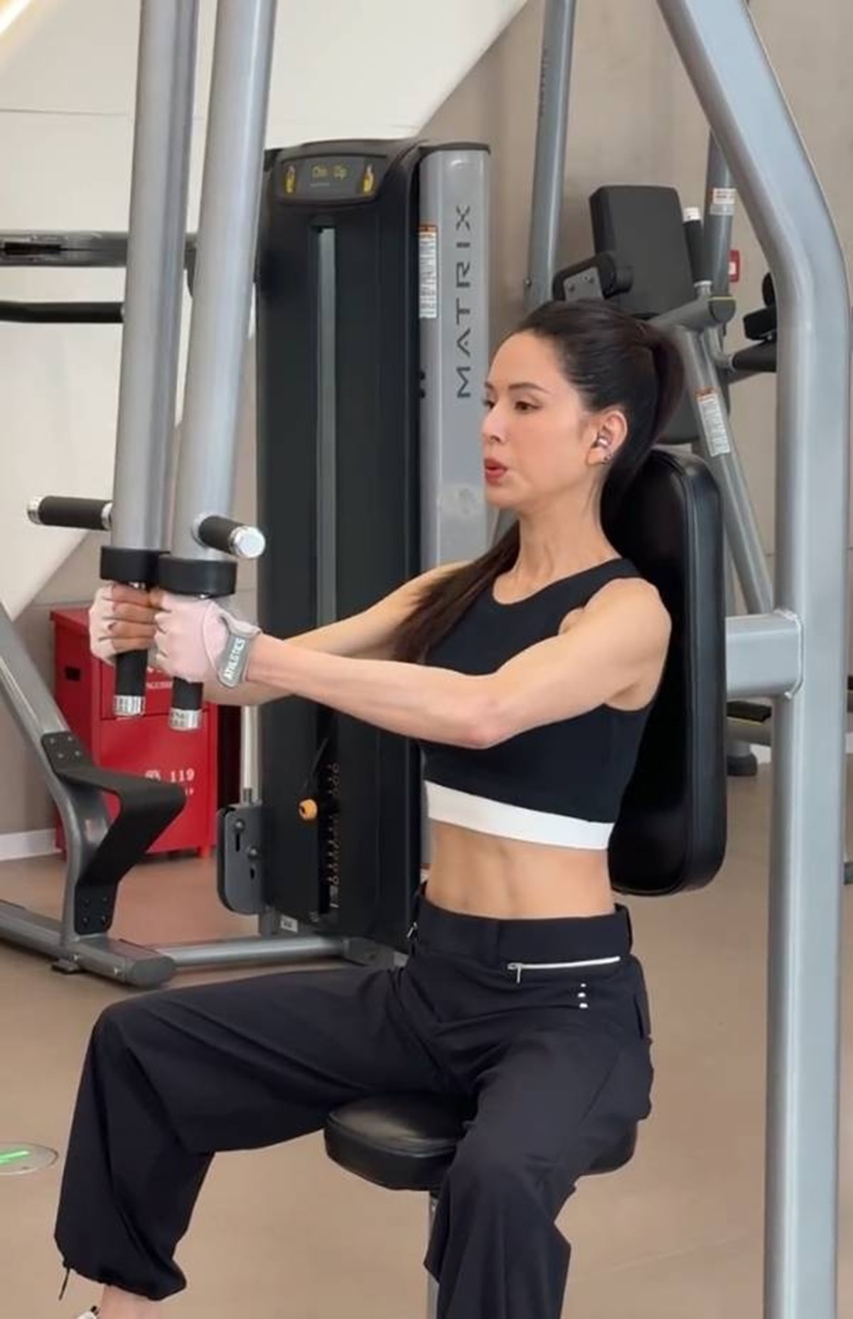 Lý Nhược Đồng tập luyện chăm chỉ trong phòng gym