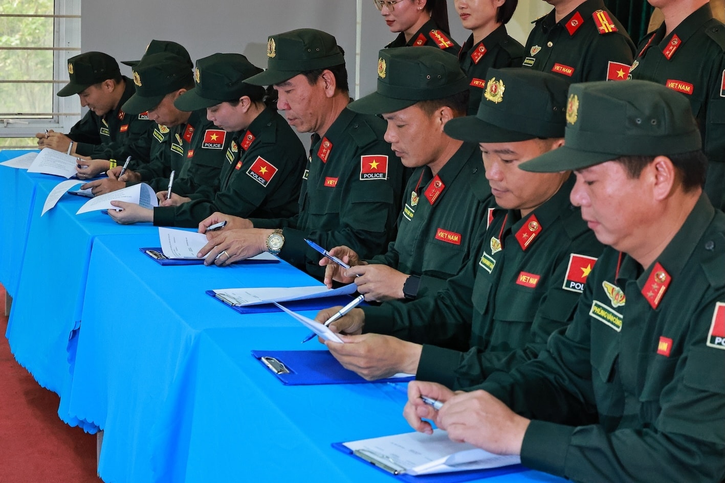 Đại diện các ban đội và tổ chức quần chúng ký kết giao uóc thi đua.