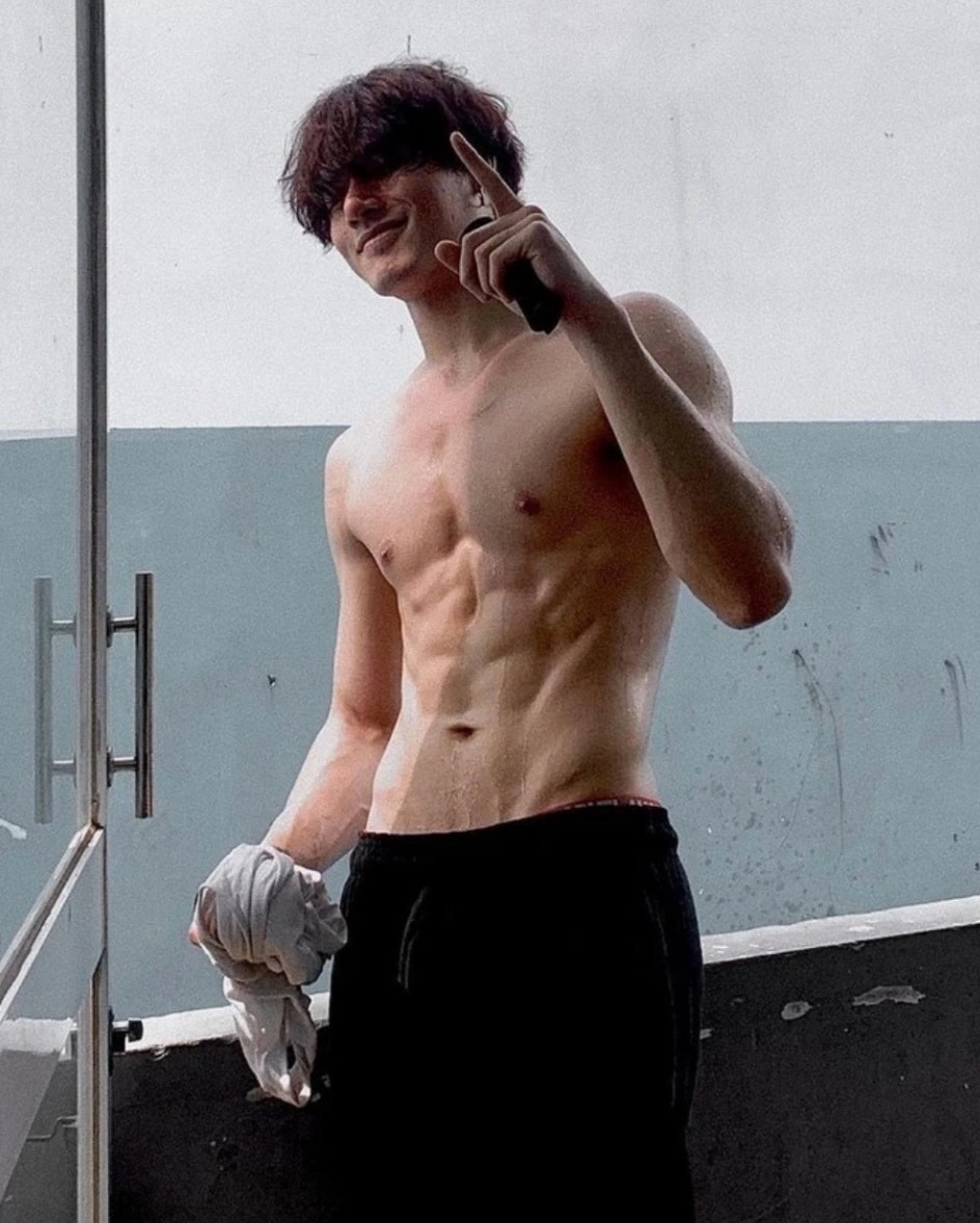 Sở hữu chiều cao 1m86 cùng gương mặt góc cạnh, ít ai biết anh từng nặng tới gần 100kg trước khi quyết tâm thay đổi hình ảnh.