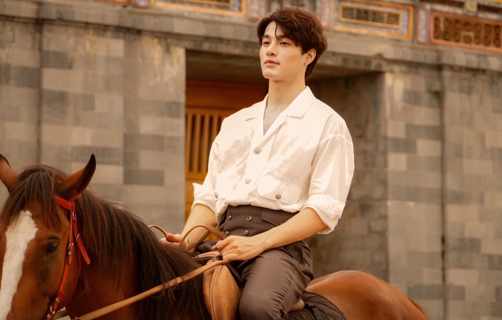 Sau khoảng 2 năm hoạt động, cơ hội lớn xuất hiện vào năm 2020 khi một clip hậu trường của anh lọt vào sự chú ý của đạo diễn Bảo Nhân. Năm 2021, anh có vai diễn chạm ngõ điện ảnh với