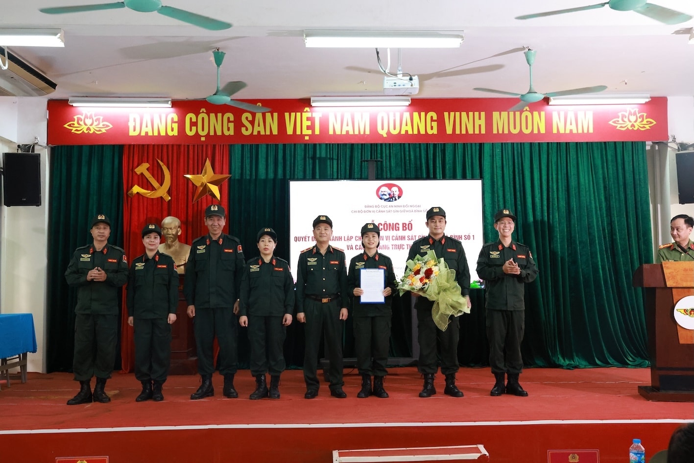 Chi bộ Đơn vị Cảnh sát GGHB LHQ số 1 Bộ Công an nhận quyết định thành lập.