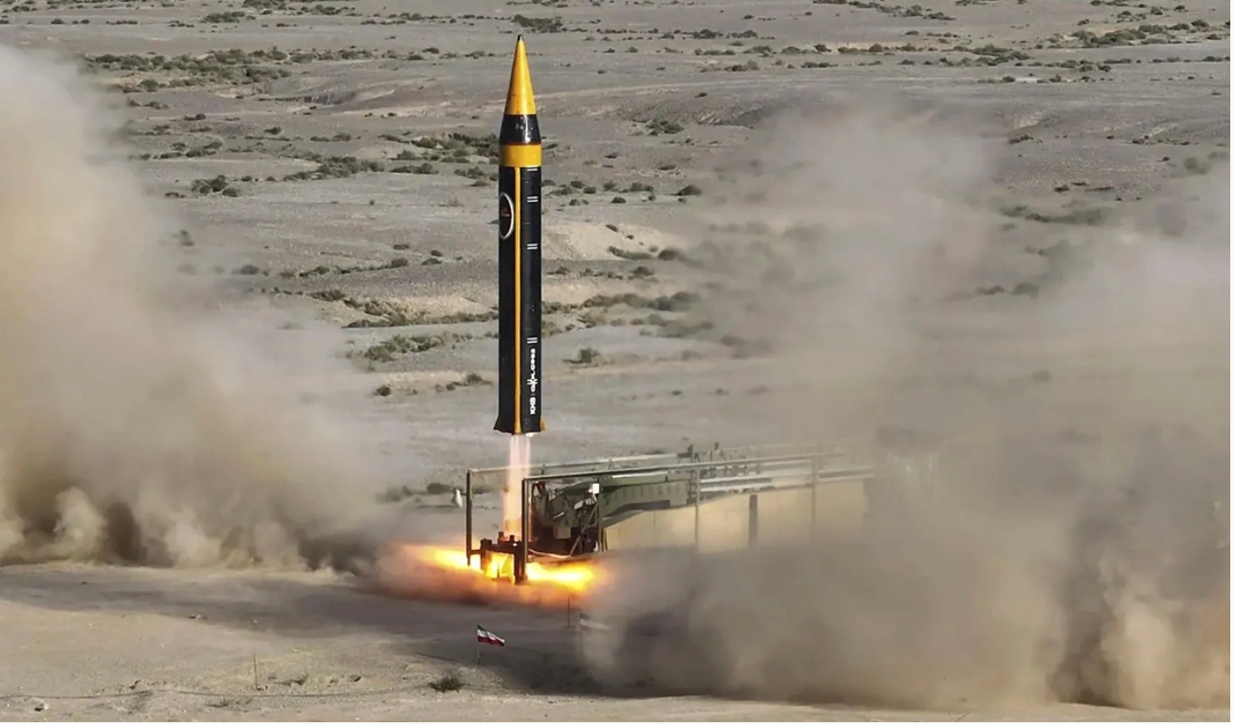 Tên lửa Iran rời bệ phóng trong thử nghiệm vào tháng 5/2023. (Ảnh: AP)