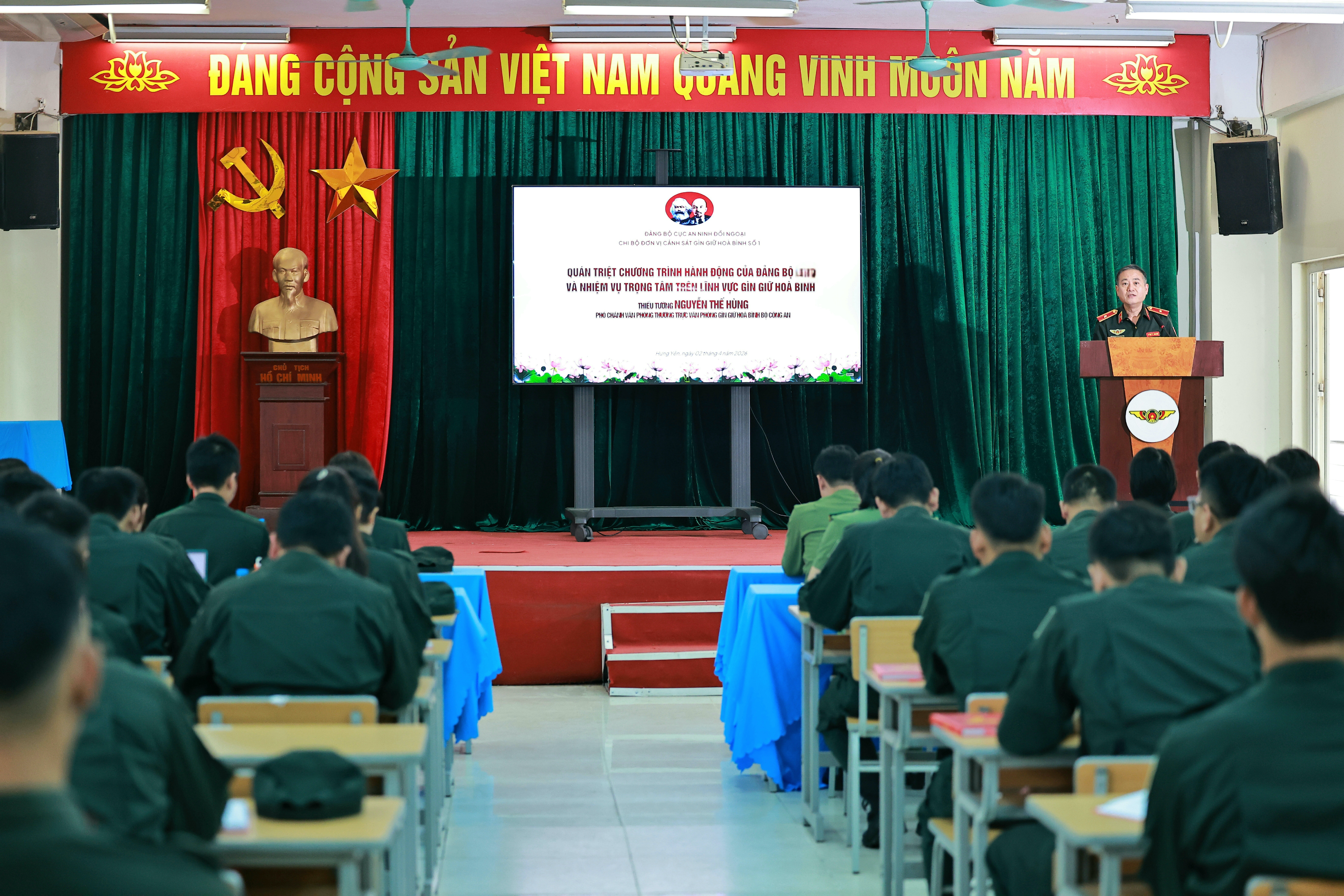 Thiếu tướng Nguyễn Thế Hùng - Phó chánh văn phòng (Văn phòng thường trực Bộ Công an về GGHB LHQ) quán triệt.