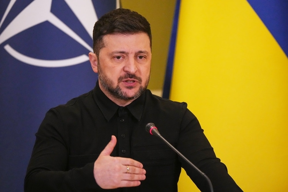Tổng thống Ukraine Volodymyr Zelensky phát biểu trước báo giới. (Ảnh: AP)