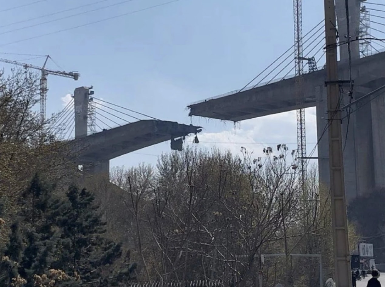 Truyền thông Iran nói Mỹ và Israel đã nhắm vào cầu B1 ở Karaj. Ảnh: X