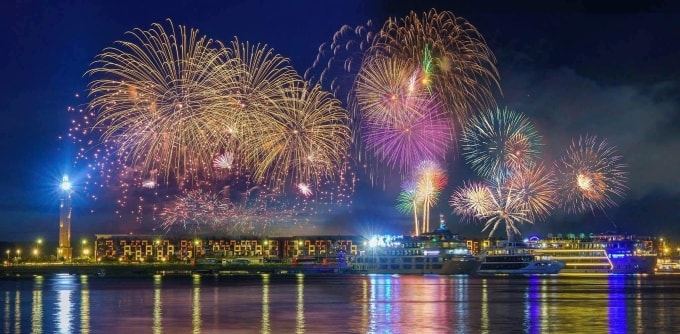 Pháo hoa được bắn bên bờ vịnh. Ảnh: Sun Group (thay ảnh không ký tên)