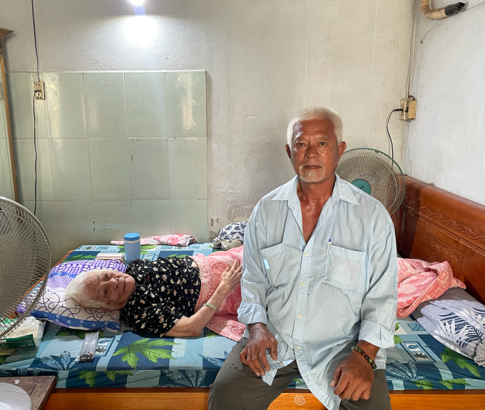 Ông Diệp Trung Hải cùng mẹ ở nhà thuộc phường Bình Trưng Tây, TP HCM, trưa 31/3. Ảnh: Ngọc Ngân