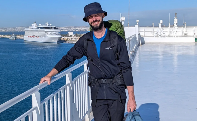 Omar Nok, 31 tuổi, đã khởi hành vào tháng 10 trên hành trình chinh phục vòng quanh thế giới mà không sử dụng máy bay. Ảnh: CNN