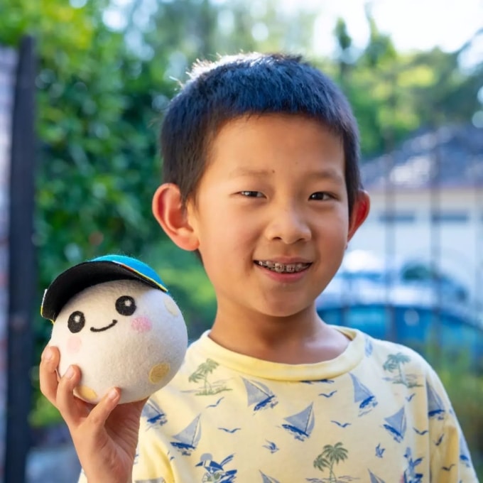 Lucas Ye cầm chú gấu bông Rise trong buổi lễ ra mắt linh vật hồi tháng 3/2026. Ảnh: Freelancer/NASA