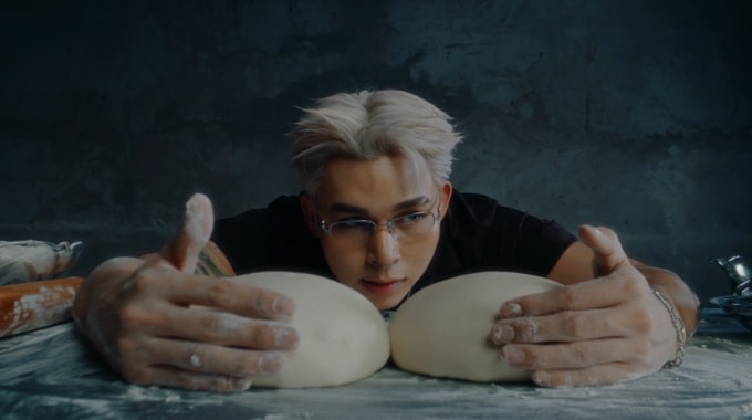 Hình ảnh nhào nặn bột của Jun Phạm trong MV bị cho rằng khiến người xem liên tưởng đến hình ảnh nhạy cảm.